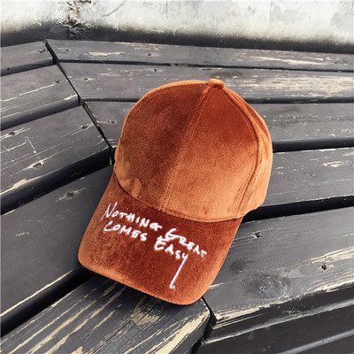 Pălărie modernă de damă cu vizor cu inscripție în mai multe culori