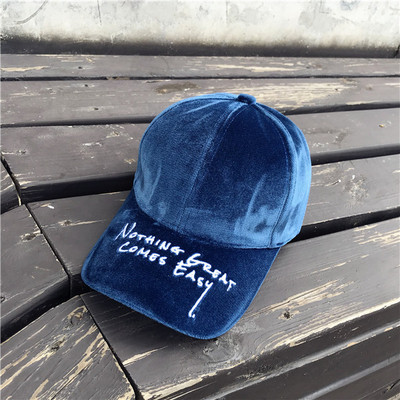 Pălărie modernă de damă cu vizor cu inscripție în mai multe culori