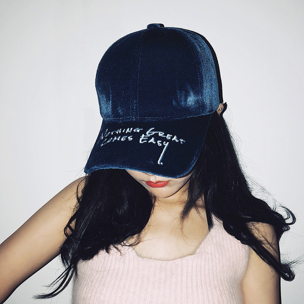 Pălărie modernă de damă cu vizor cu inscripție în mai multe culori