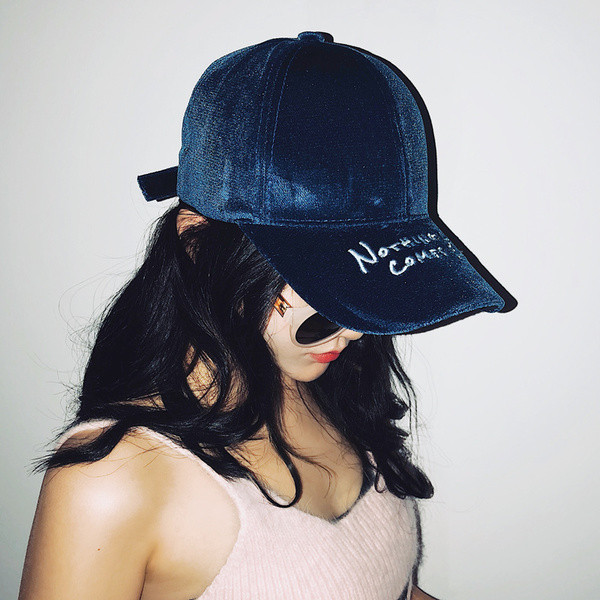 Pălărie modernă de damă cu vizor cu inscripție în mai multe culori