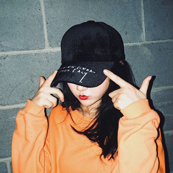 Pălărie modernă de damă cu vizor cu inscripție în mai multe culori