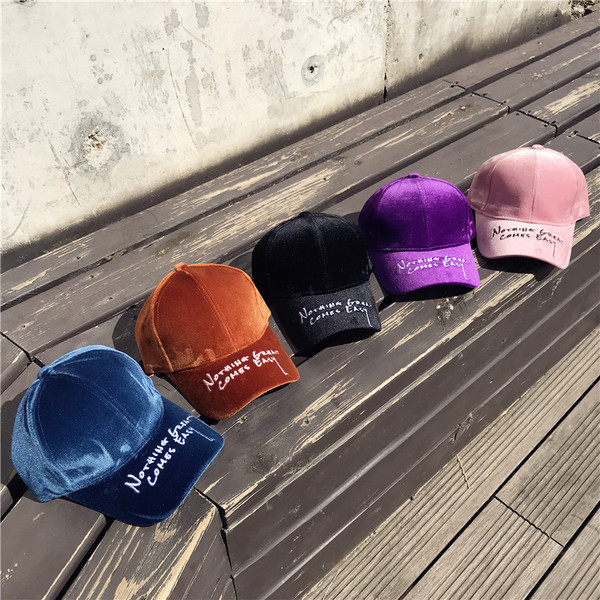 Pălărie modernă de damă cu vizor cu inscripție în mai multe culori