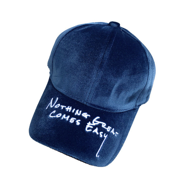 Pălărie modernă de damă cu vizor cu inscripție în mai multe culori