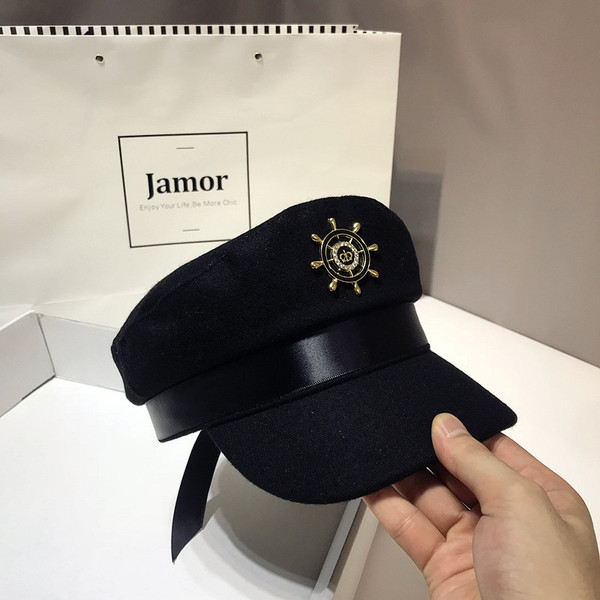 Стилна дамска шапка с козирка и катарама