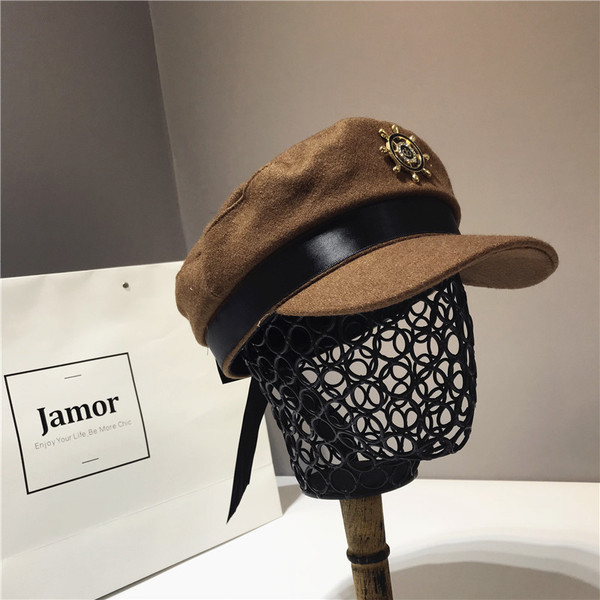 Стилна дамска шапка с козирка и катарама