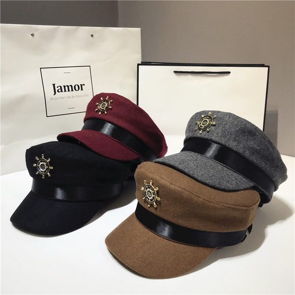 Стилна дамска шапка с козирка и катарама