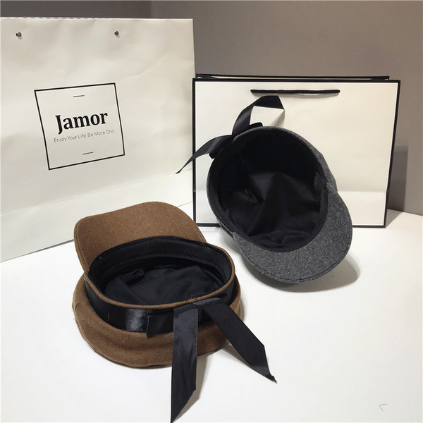 Стилна дамска шапка с козирка и катарама