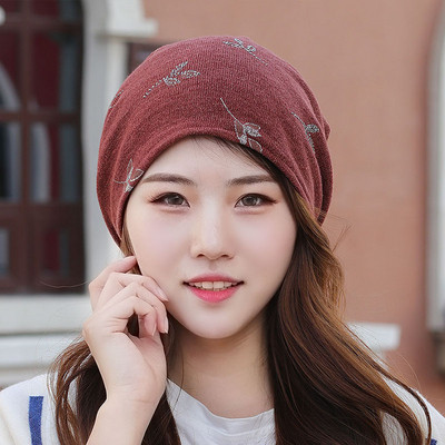 Ежедневна дамска шапка с флорални мотиви в няколко цвята