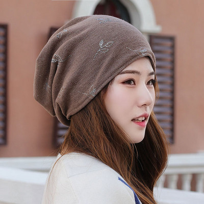 Ежедневна дамска шапка с флорални мотиви в няколко цвята