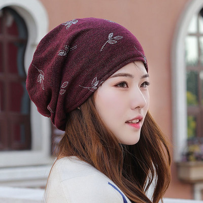 Ежедневна дамска шапка с флорални мотиви в няколко цвята