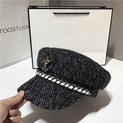 Стилна дамска шапка с метален елемент в няколко цвята