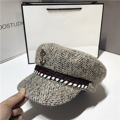 Стилна дамска шапка с метален елемент в няколко цвята