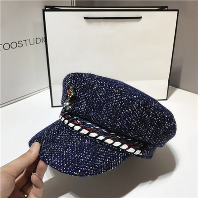 Стилна дамска шапка с метален елемент в няколко цвята