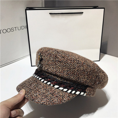 Стилна дамска шапка с метален елемент в няколко цвята