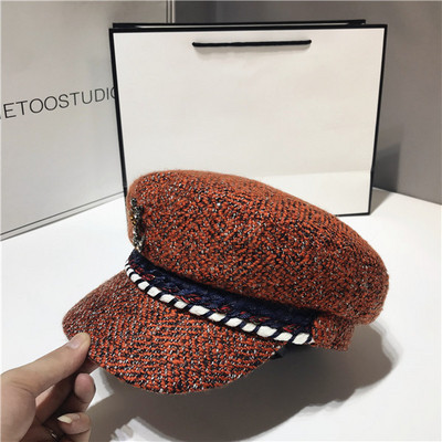 Стилна дамска шапка с метален елемент в няколко цвята