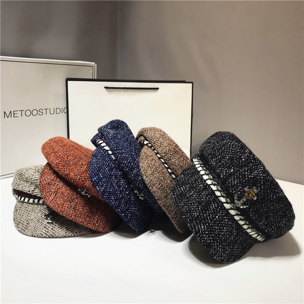 Стилна дамска шапка с метален елемент в няколко цвята