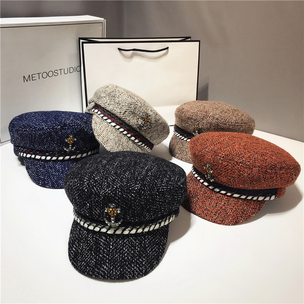 Стилна дамска шапка с метален елемент в няколко цвята