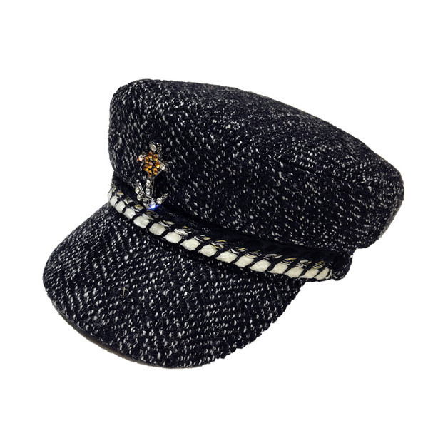 Стилна дамска шапка с метален елемент в няколко цвята