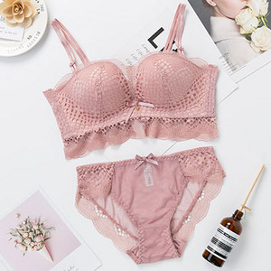 Εσώρουχα σε τρία χρώματα με δαντέλα