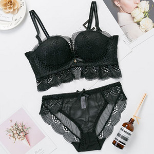 Εσώρουχα σε τρία χρώματα με δαντέλα