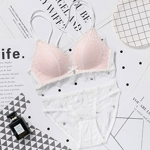 Σετ εσωρούχων σε τέσσερα χρώματα