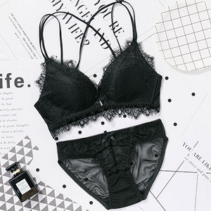 Σετ εσωρούχων σε τέσσερα χρώματα