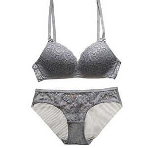 Set de lenjerie din dantelă în patru culori