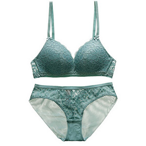 Set de lenjerie din dantelă în patru culori