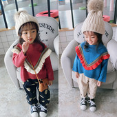 Pulover modern pentru copii pentru o fată în albastru și roșu