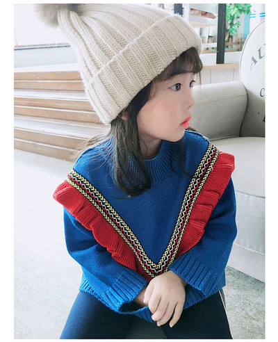 Pulover modern pentru copii pentru o fată în albastru și roșu