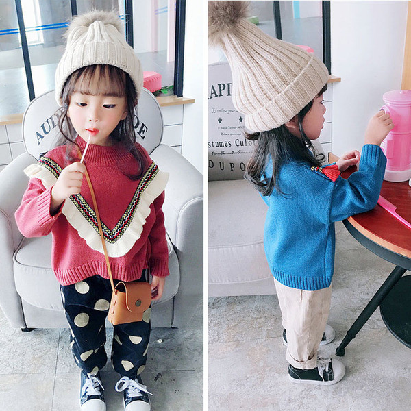 Pulover modern pentru copii pentru o fată în albastru și roșu