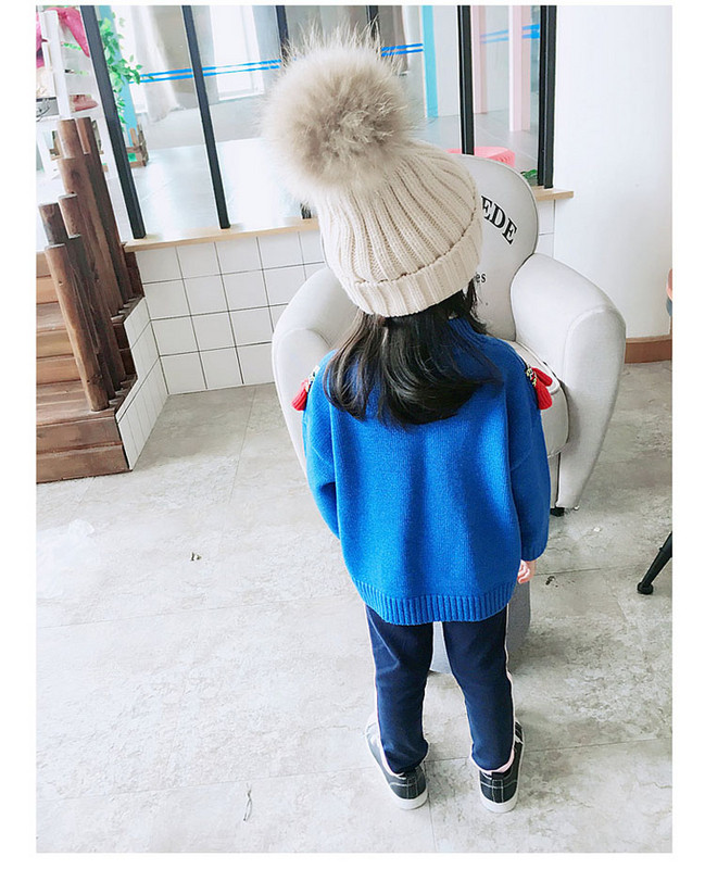 Pulover modern pentru copii pentru o fată în albastru și roșu