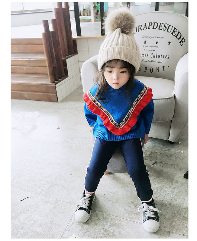 Pulover modern pentru copii pentru o fată în albastru și roșu
