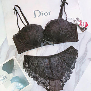 Μοντέρνα γυναικεία εσώρουχα σε τρία χρώματα