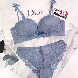 Μοντέρνα γυναικεία εσώρουχα σε τρία χρώματα