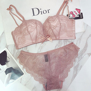 Μοντέρνα γυναικεία εσώρουχα σε τρία χρώματα