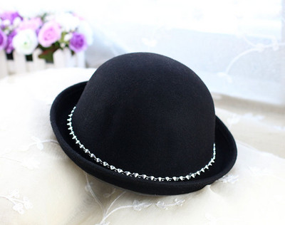 Стилна дамска шапка с декорация в пет цвята