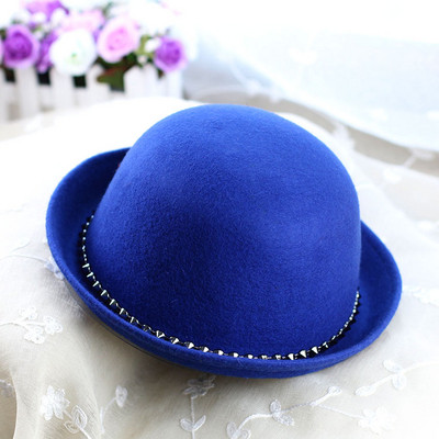 Стилна дамска шапка с декорация в пет цвята