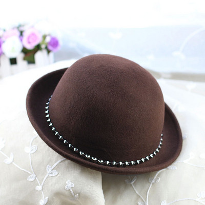 Стилна дамска шапка с декорация в пет цвята