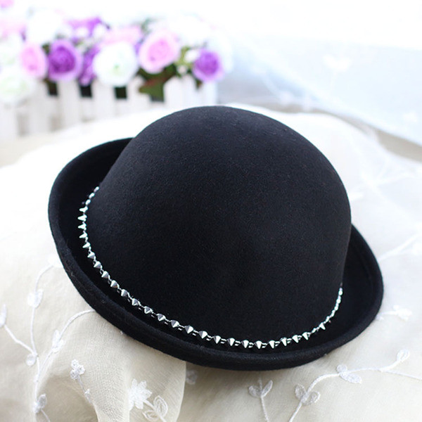 Стилна дамска шапка с декорация в пет цвята