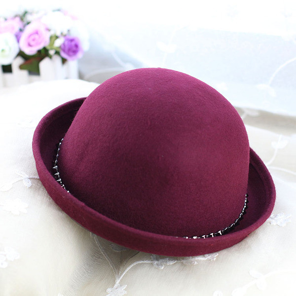 Стилна дамска шапка с декорация в пет цвята