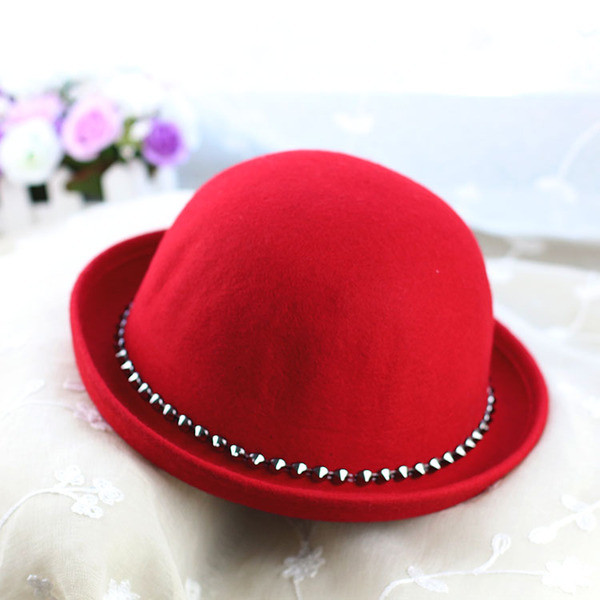 Стилна дамска шапка с декорация в пет цвята