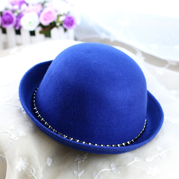 Стилна дамска шапка с декорация в пет цвята