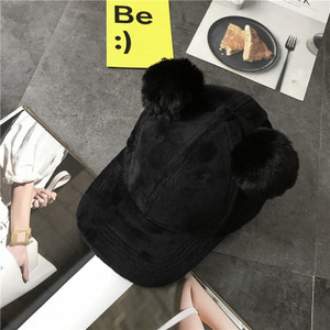 Стилна дамска шапка с козирка и 3D елемент 