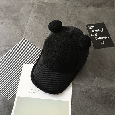 Стилна дамска шапка с козирка и 3D елемент 