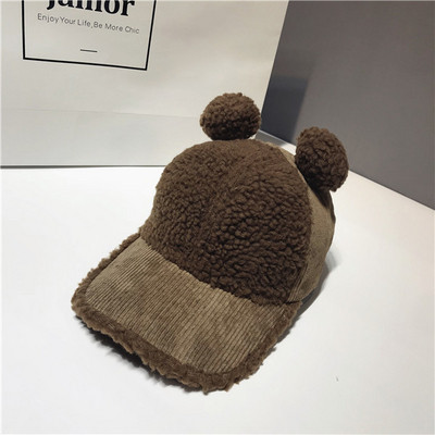 Стилна дамска шапка с козирка и 3D елемент 