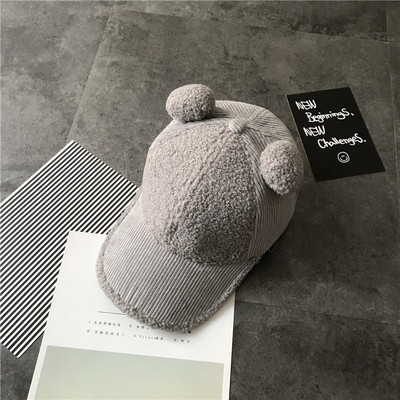 Стилна дамска шапка с козирка и 3D елемент 