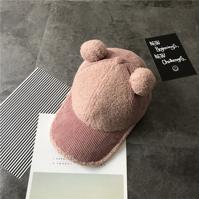 Стилна дамска шапка с козирка и 3D елемент 