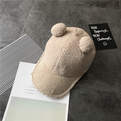 Стилна дамска шапка с козирка и 3D елемент 