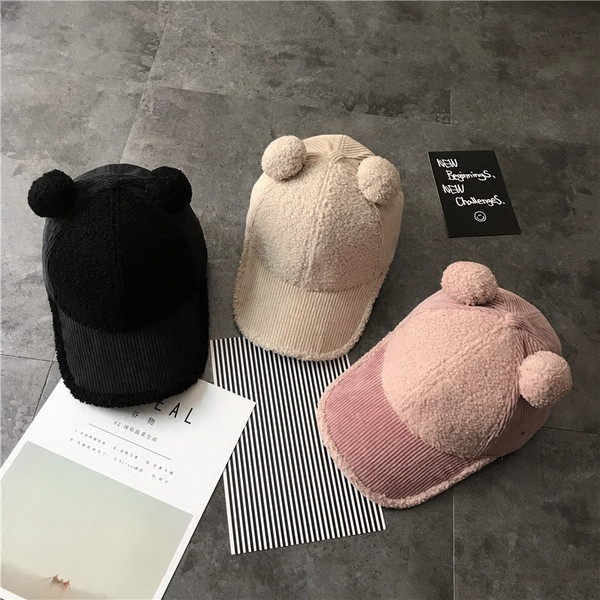 Стилна дамска шапка с козирка и 3D елемент 